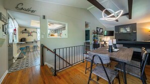 Un interno moderno con angolo ristoro, cucina e zona living.