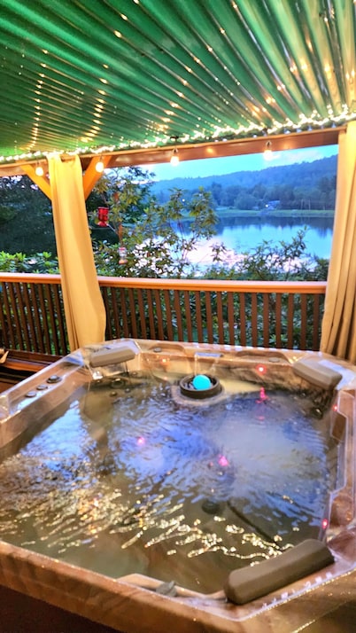 7Bdr/5Bth, Amazing View, Lake/Swim. 1/2 ml Ski Hunter Resort, Hot Tub/Sauna.Golf