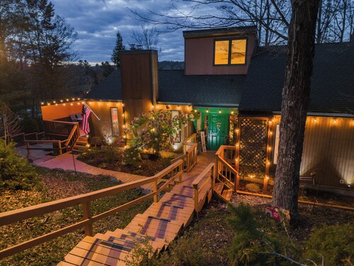 7Bdr/5Bth, Amazing View, Lake/Swim. 1/2 ml Ski Hunter Resort, Hot Tub/Sauna.Golf