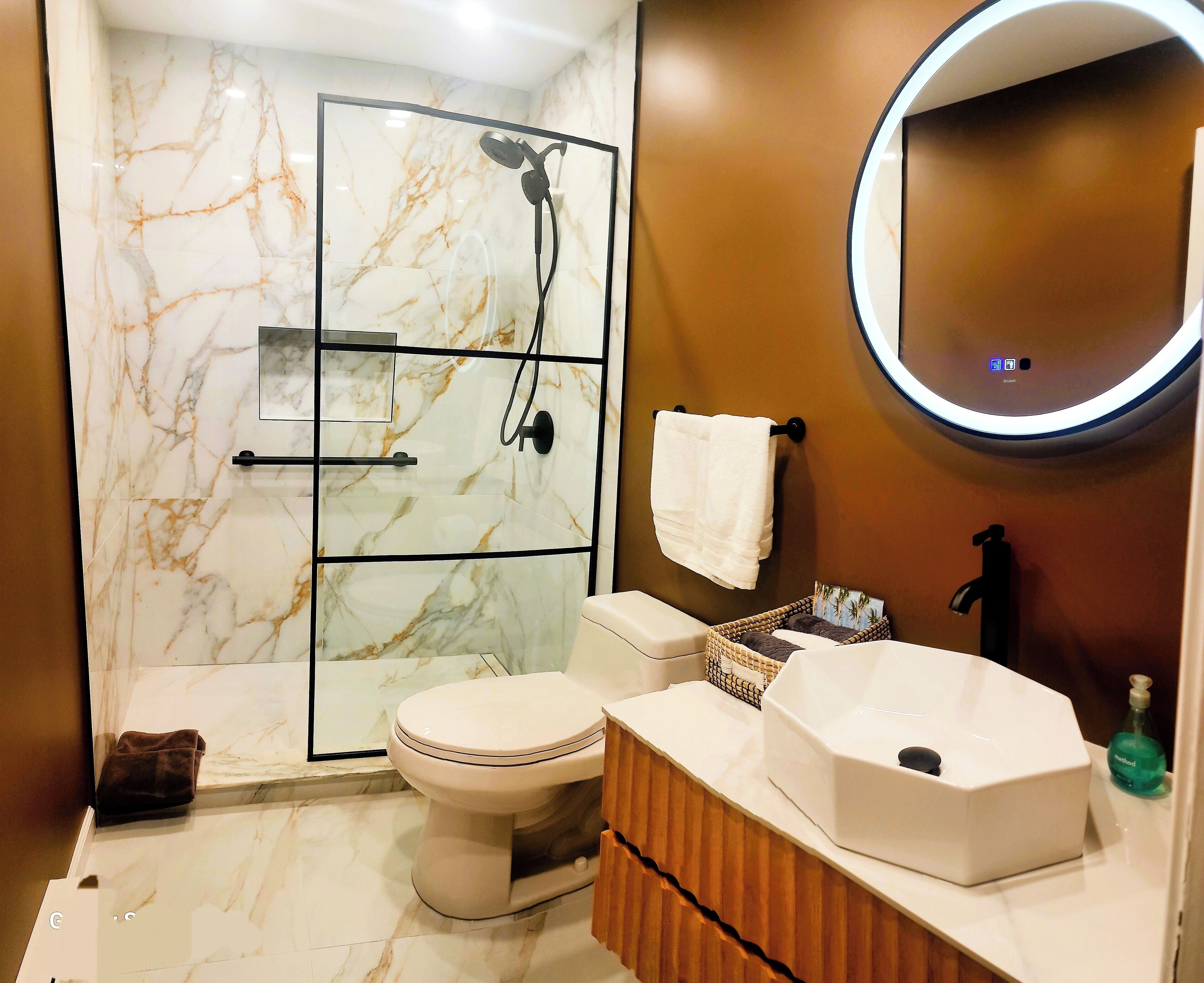 Combined shower/tub, hair dryer, bidet, towels