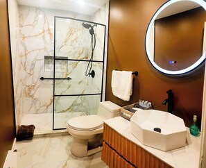 Duschwanne, Haartrockner, Bidet, Handtücher