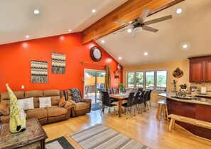 Smart TV, fireplace, video-game console, Hulu - 7Bdr/5Bth, Amazing View, Lake/Swim. 1/2 ml Ski Hunter Resort, Hot Tub/Sauna.Golf (Lanesville, Hunter)