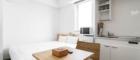 Basic Queen Room, Non Smoking | Desk, free WiFi, bed sheets