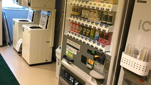 A vending machine with various beverages and a water dispenser. - Stay Resort Niseko (Kutchan)