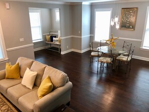 Smart-TV, Kamin, Arbeitsbereiche