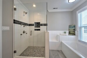 Badewanne, Handtücher, Seife, Toilettenpapier