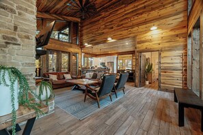 Smart-TV, Kamin, Tischtennisplatte