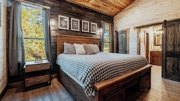5 habitaciones, escritorio y tabla de planchar con plancha