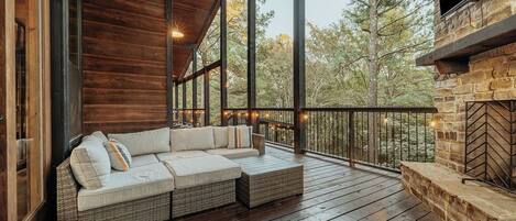 TV connectée, cheminée, table de tennis de table