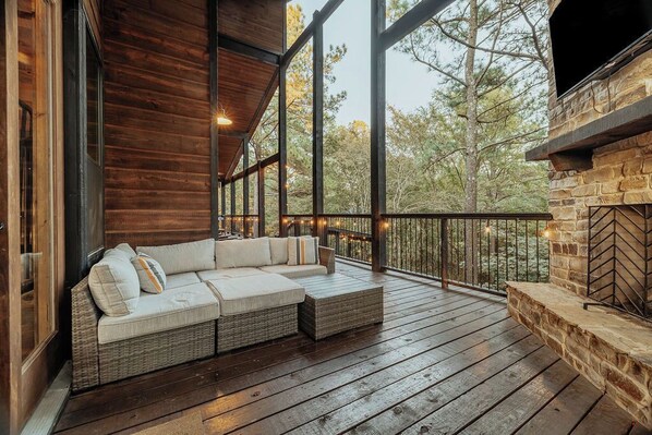 Smart-TV, Kamin, Tischtennisplatte