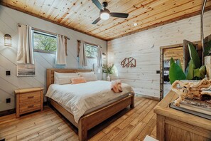 5 sovrum, skrivbord, strykjärn/strykbräda och resesäng