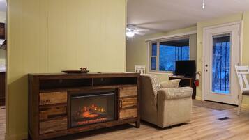 TV, fireplace