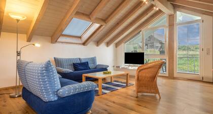 Beautiful Top Floor Holiday Apartment "Schleinseeblick" with Lake View