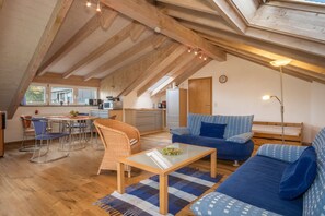 TV, DVD player, mesa de pingue-pongue, aparelho de som