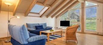 Beautiful Top Floor Holiday Apartment "Schleinseeblick" with Lake View