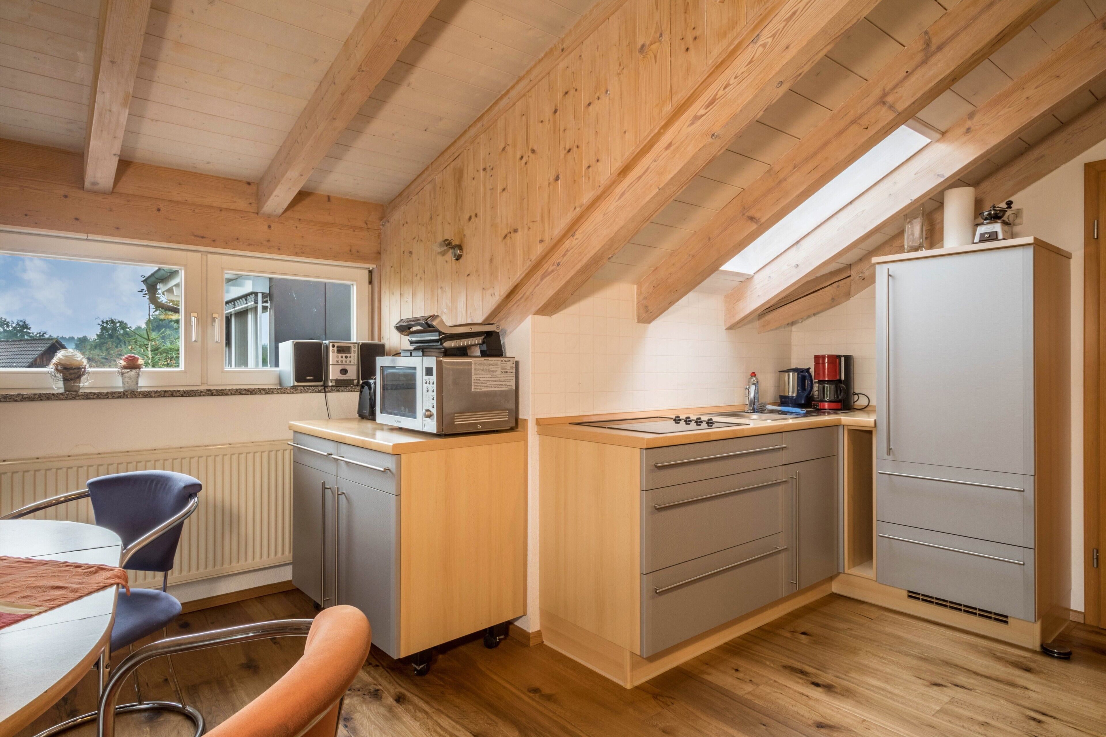 Kühlschrank, Mikrowelle, Herdplatte, Wasserkocher mit Kaffee-/Teezubehör