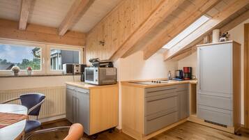 Kühlschrank, Mikrowelle, Herdplatte, Wasserkocher mit Kaffee-/Teezubehör