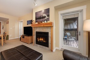 TV, fireplace, books - Fraser Crossing 3423 Ski In Ski Out Winter Park Resort (Winter Park)