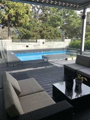 Una piscina al aire libre, una piscina climatizada