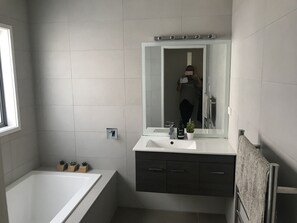 Bañera, secador de pelo, toallas y jabón