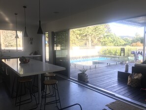 Utendørsbasseng og et oppvarmet basseng