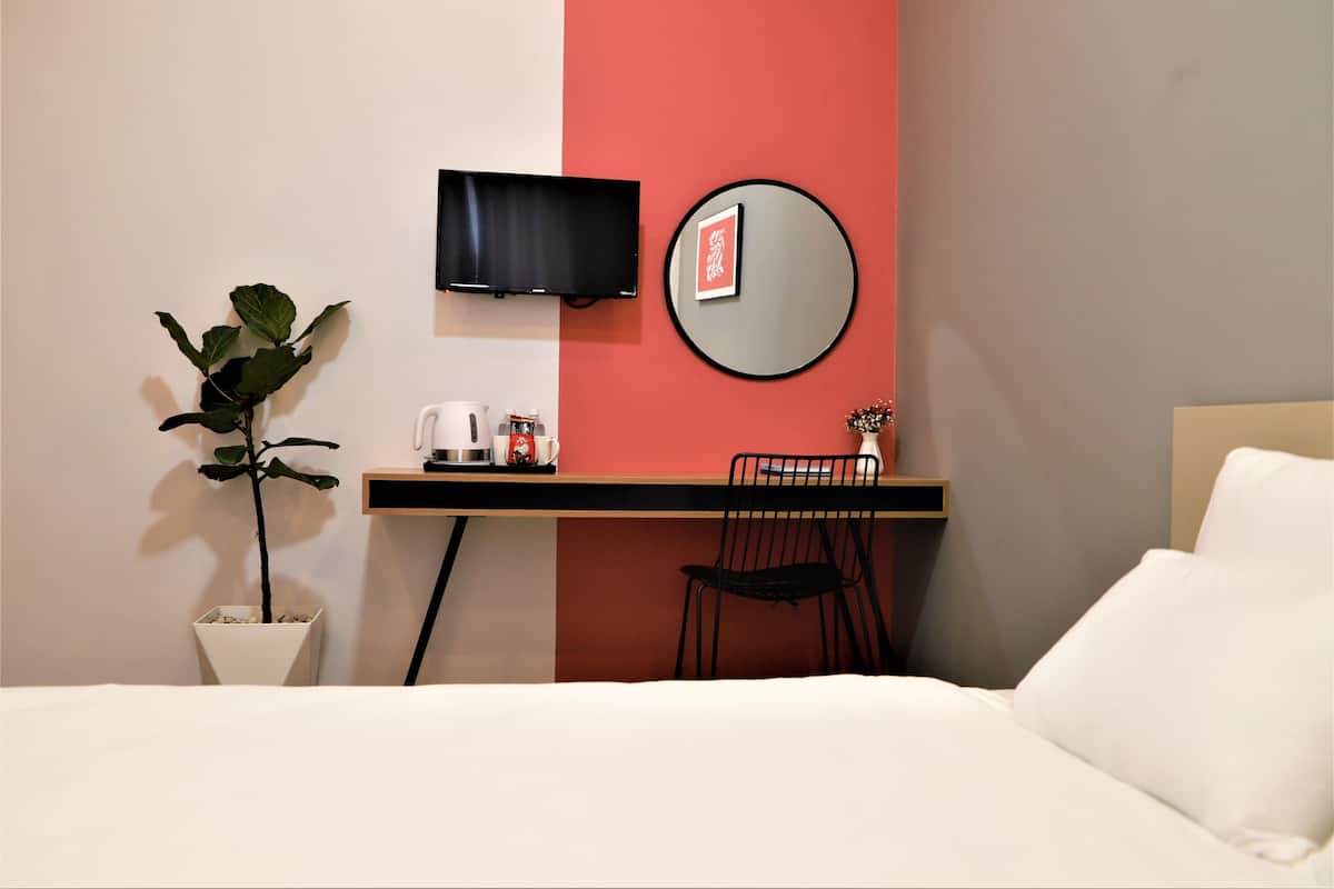Habitación básica doble | Escritorio, espacio para trabajar con laptop y insonorización