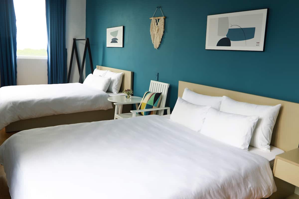 Habitación cuádruple Deluxe | Escritorio, espacio para trabajar con laptop y insonorización