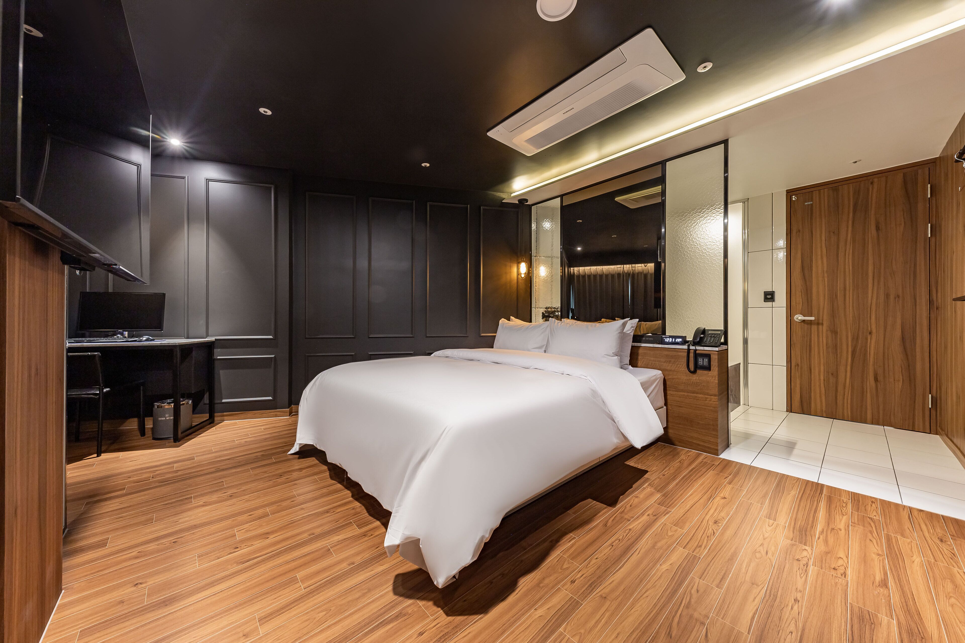 premium double room | 1 bedroom, down duvets, free minibar, individually furnished