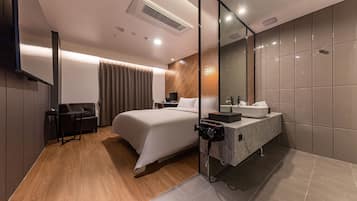 Habitación doble estándar | Edredón, artículos del minibar gratis, muebles diferentes y escritorio