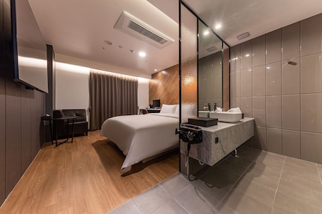 Cubrecamas, minibar con artículos gratuitos y muebles diferentes