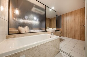 Quarto casal luxo | Banheiro | Chuveiro, produtos de toalete grátis, secador de cabelo