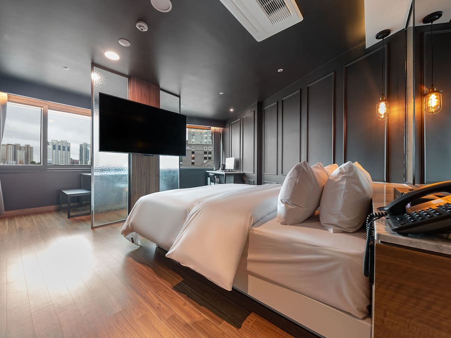 Down duvets, free minibar, individually furnished, desk