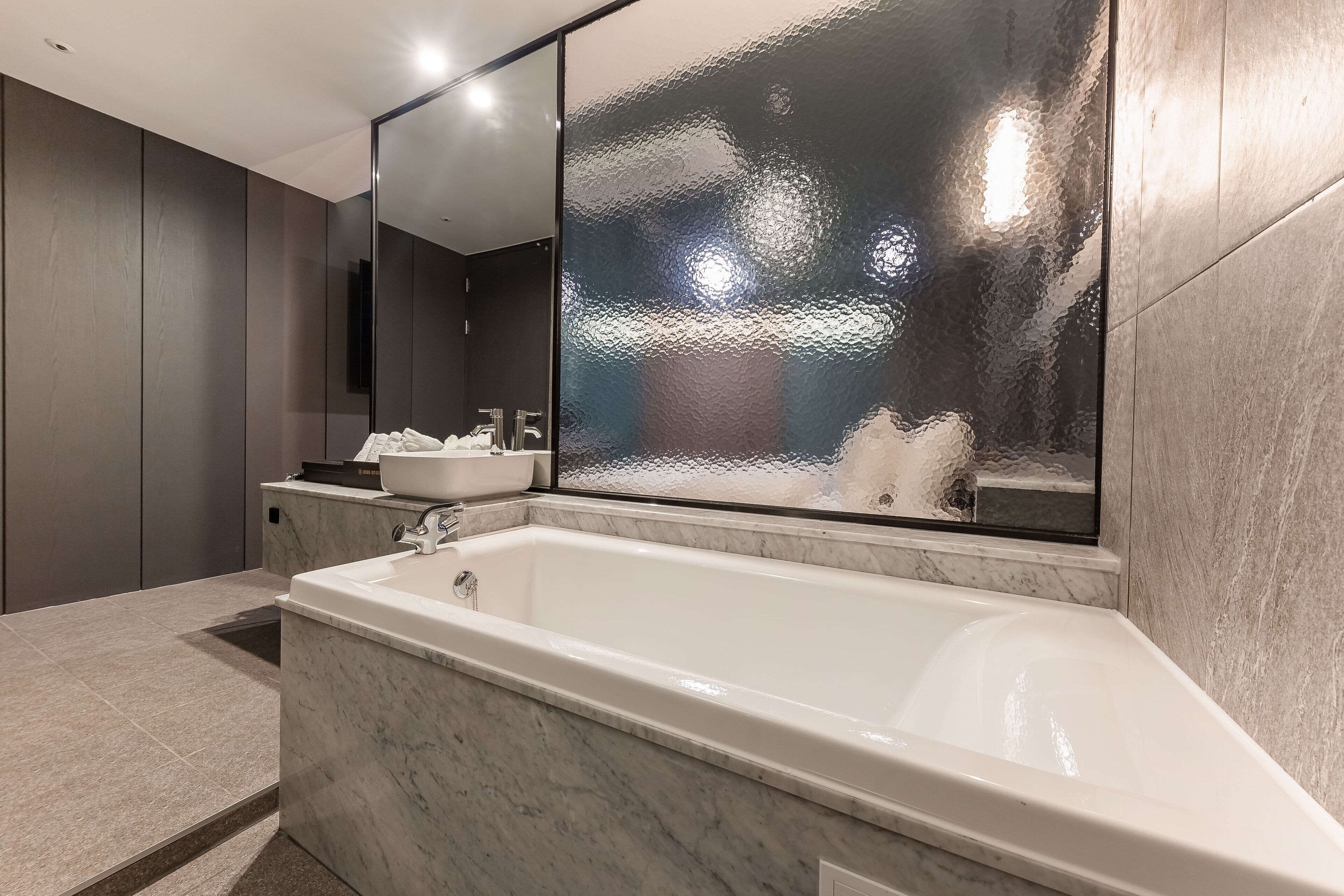 deluxe double room | bathroom | shower, free toiletries, hair dryer, bathrobes