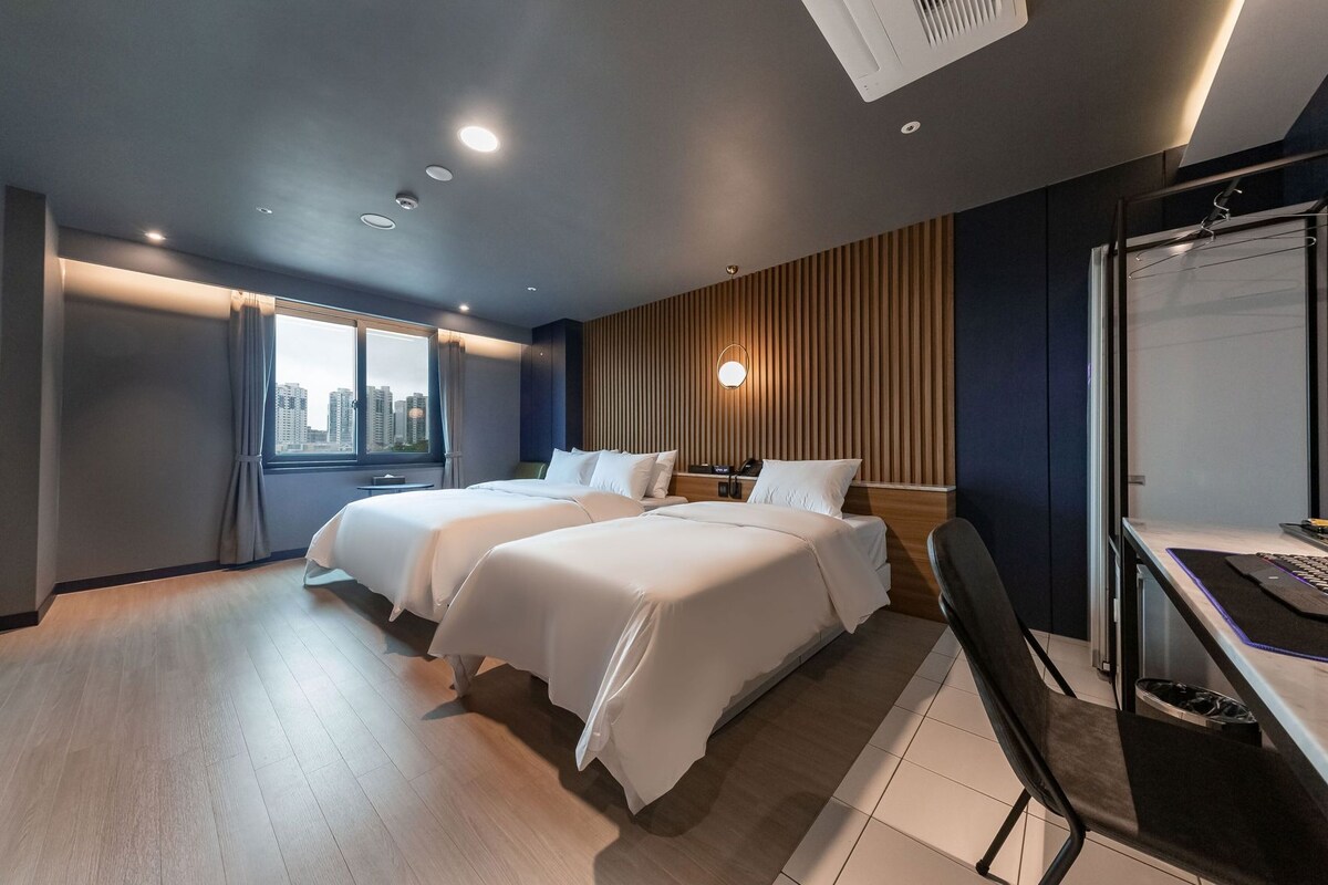 Chăn bông, minibar với thức uống miễn phí, bàn