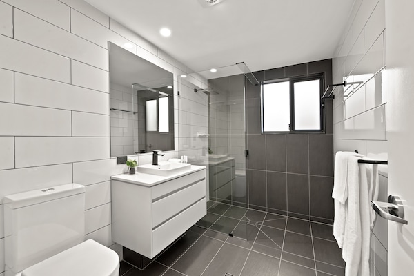 Shower, pancuran hujan, dan handuk