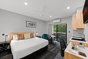 Deluxe or Executive King | Soundproofing, free WiFi, bed sheets