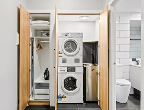 Deluxe Queen - Avenue Motel Apartments (South Toowoomba)