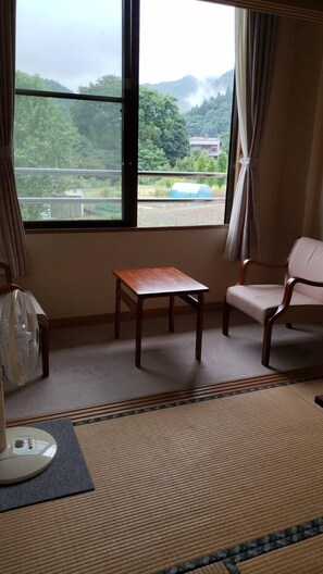 Habitación cuádruple, para no fumadores | Área de sala de estar | Televisión de pantalla plana