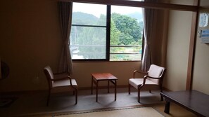 Habitación cuádruple, para no fumadores | Área de sala de estar | Televisión de pantalla plana