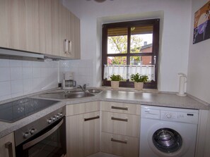 Fridge, oven - 091 Ferienwohnung Amundsen - 091 Ferienwohnung im Maadebogen (Wilhelmshaven)