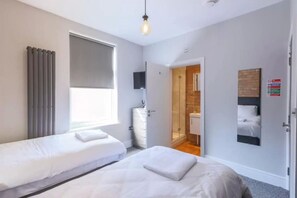 5 bedrooms, iron/ironing board, WiFi, bed sheets