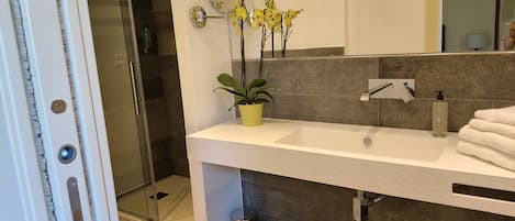 Quarto casal | Banheiro | Chuveiro, produtos de toalete grátis, secador de cabelo, chinelos