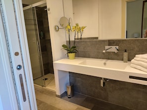 Chambre Double | Salle de bain | Douche, articles de toilette gratuits, sèche-cheveux, chaussons