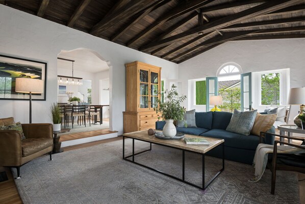 Télévision, cheminée, chaîne hi-fi