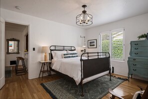 3 makuuhuonetta, työpöytä, silitysrauta/-lauta, ilmainen Wi-Fi