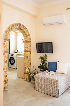 Elite Studio Suite, 1 King Bed, Non Smoking, Garden View (1)