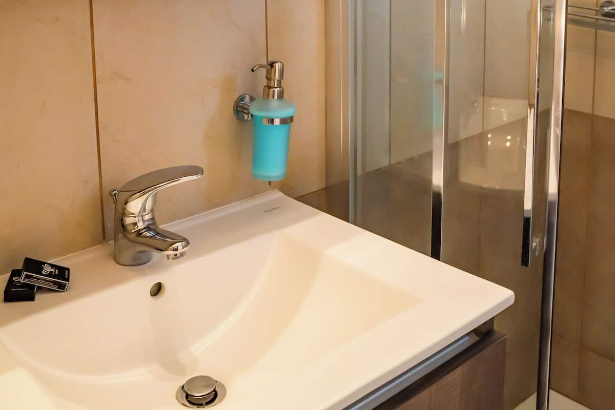 Elite Studio Suite, 1 King Bed, Non Smoking, Garden View (1) | Bathroom | Shower, hair dryer, towels, soap