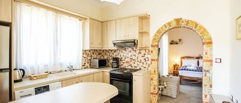 精品开间套房, 1 张特大床, 无烟房, 花园景观 (1) | 私人厨房 | 大冰箱、微波炉、烤箱、炉灶