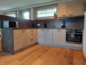 Een koelkast, een microgolfoven, een oven, een kookplaat