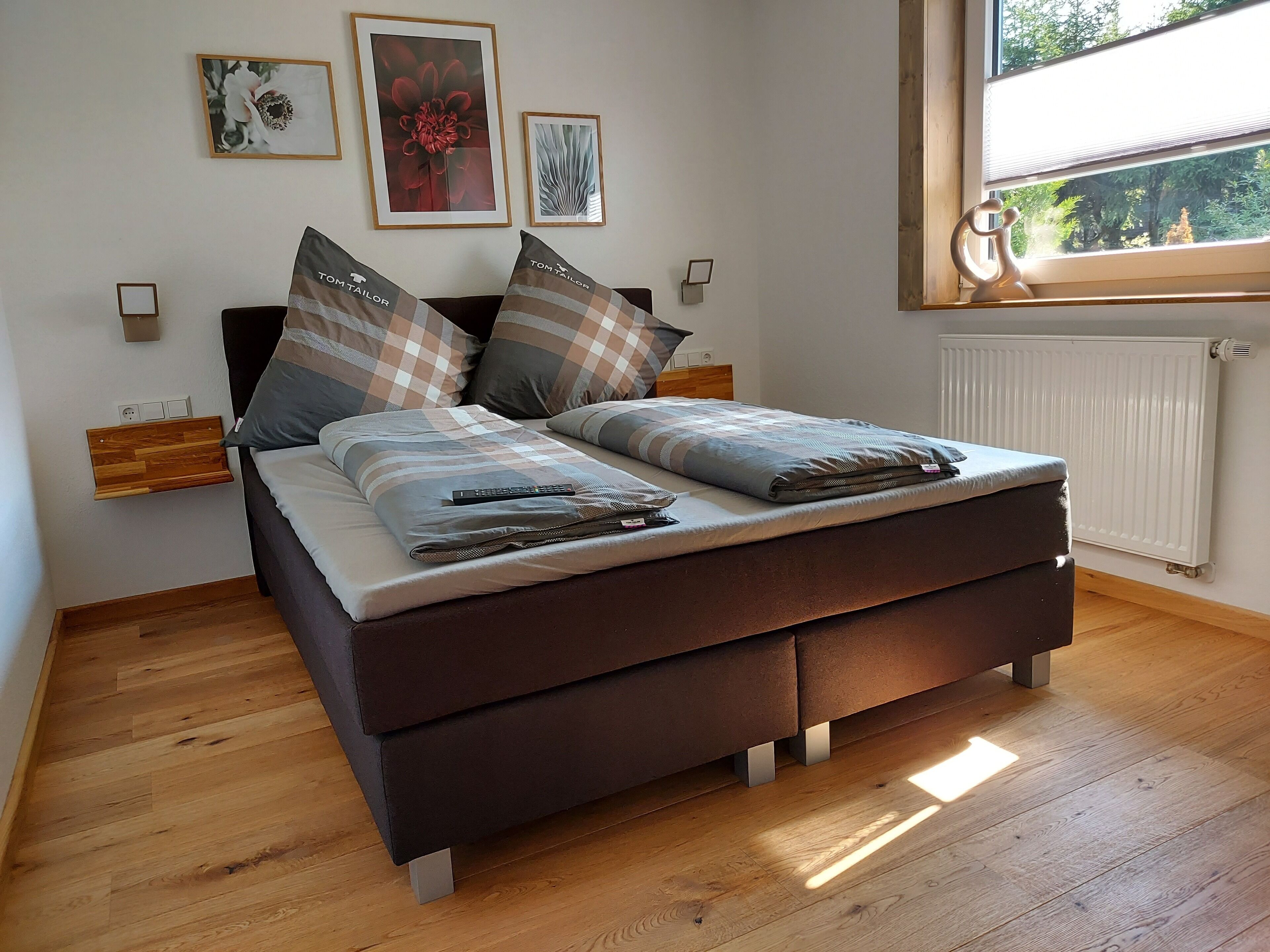 2 bedrooms, in-room safe, desk, iron/ironing board